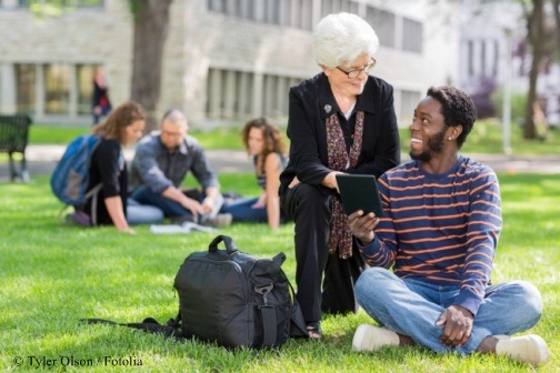 Professor und Student arbeiten zusammen