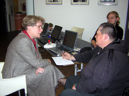 Auf diesem Foto sieht man Marie-Theres Kastner und Marianne Ziegler, die ein Gespräch miteinander führen.