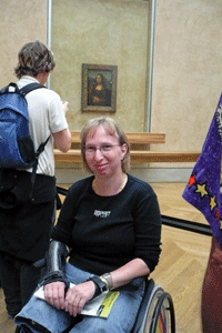 Auf diesem Foto steht Sabine Kollmann im Louvre vor der Mona Lisa.