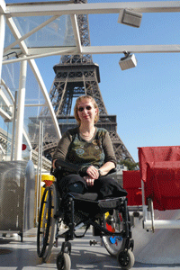 Auf diesem Foto steht Sabine Kollmann vor dem Louvre.