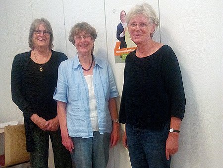 Der aktuelle Stiftungsvorstand: Marianne Hopmann (Mitte) ist Vorsitzende, Beisitzerinnen sind Claudia Scholz (links) und Helga Neumann (rechts). Foto: &copy; fair für frauen