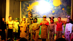 Kinder bei der Aufführung des Kinder-Musik-Theaters