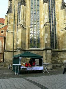 Ukraine-Hilfe baut Stand an Ludgerikirche auf (1)