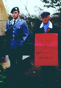 Ludwig Baumann demonstriert bei der offiziellen, militaristischen Kranzniederlegung auf der Promenade.
