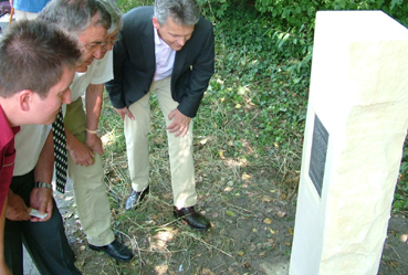 Die Beteiligten Detlef Lorber (VVN-BdA Mnster), Bezirksbrgermeister Schmitt,der Knstler Treichler und Sozialdezernent Paal betrachten das Kunstwerk und "verneigen sich somit symbolisch vor dem Ort der Sklavenarbeit und der hier zerstrten Lebenslufe".