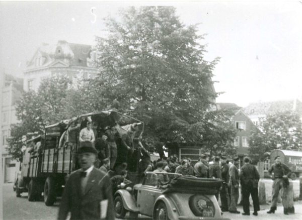 Franzsische Zwangsarbeiter vor der Rckfahrt in ihr Hiltruper Lager Mai/Juni 1943