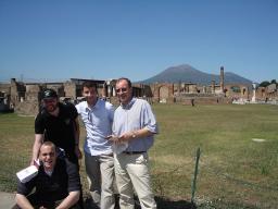 Daniel,_Vitek,_Michael_und_Hartwig_in_Pompei_klein.jpg