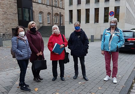 Stadtrundgang am 21.10.2020 mit Anne Neugebauer (Mitte).  Foto: © Stiftung Fair für Frauen