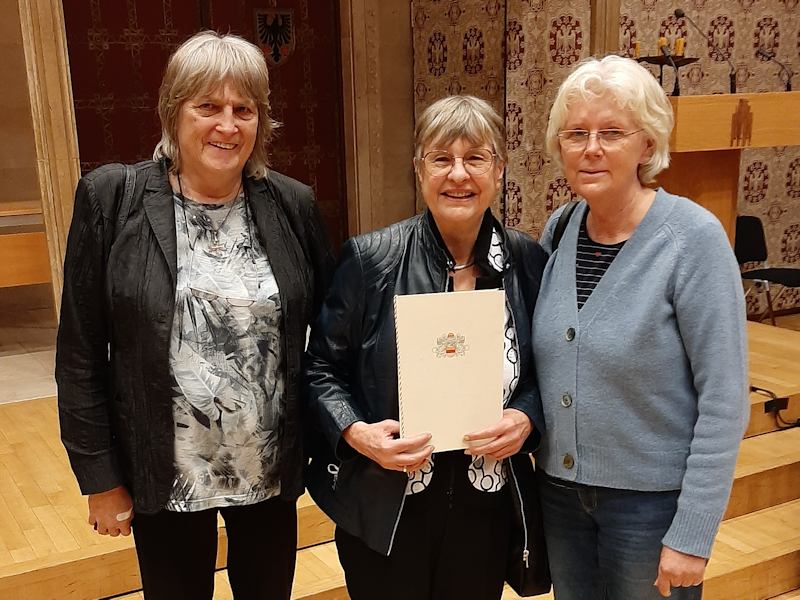 Die Vorstandsmitglieder gratuliert Marianne Hopmann (Mitte) herzlich zur Münsternadel. Foto: &copy; Stiftung Fair für Frauen