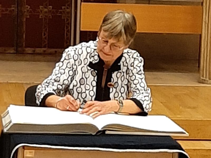 Marianne Hopmann trägt sich ind Goldene Buch der Stadt Münster ein