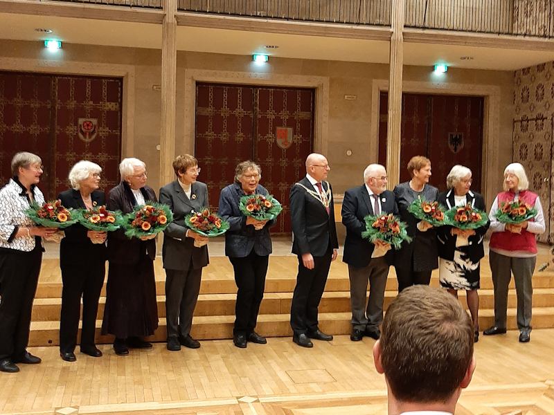 Gruppenfoto der diesjährigen Empfaenger*innen der Münsternadel 2022