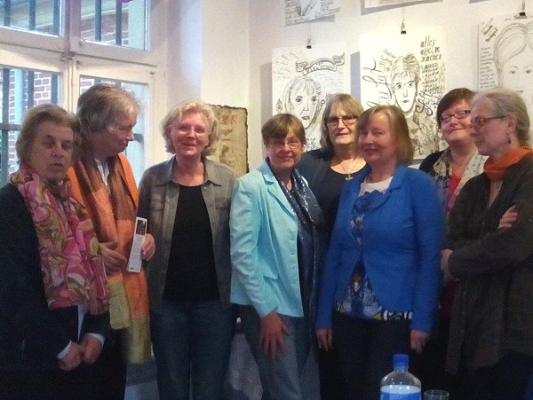 v.l.n.r.: Rosel Geringhoff, Annette Rieke-Baumeister, Helga Neumann, Marianne Hopmann, Claudia Scholz, Nathalie Arun, Angelika Hopmann, Anja Roer. Foto: © Stiftung fair für frauen