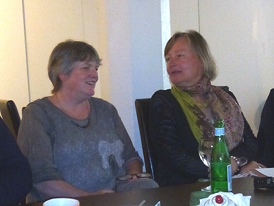 Die Künsterlinnen: links Cornelia Kalkhoff, rechts Natalie Arun.
