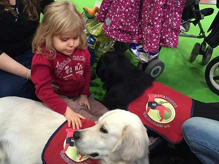 Emily mit Therapiehund Joker. Foto: &copy; Christian Haupt