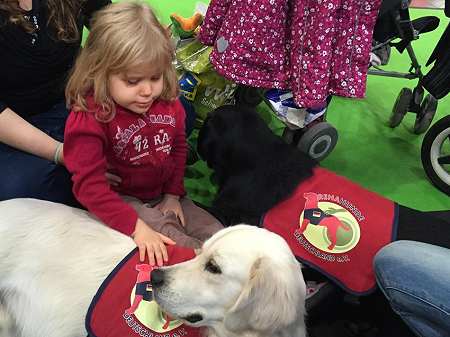 Emily mit Therapiehund Joker. Foto: &copy; Christian Haupt