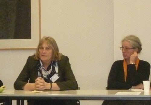 Die Stiftungsfrauen Claudia Scholz (links) und Anja Roer erläutern das Konzept des Patinnenprojektes