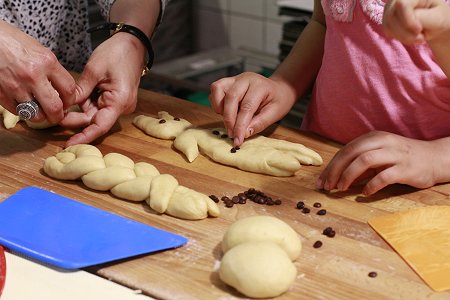 Osterbackaktion 2019. Foto: © stiftung fair für frauen | Maren Kaling