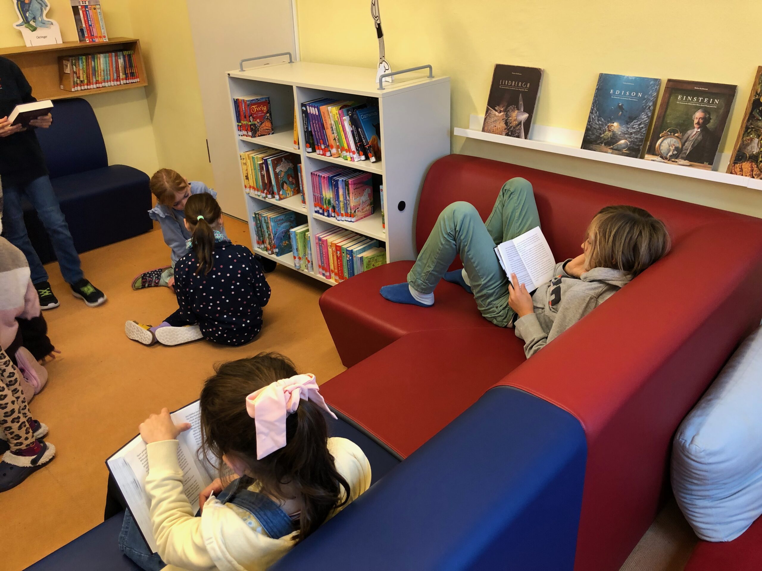 Eröffnung der neuen Schulbücherei – Danke an den Förderverein, Elternspenden und unsere fleißigen Helfer!