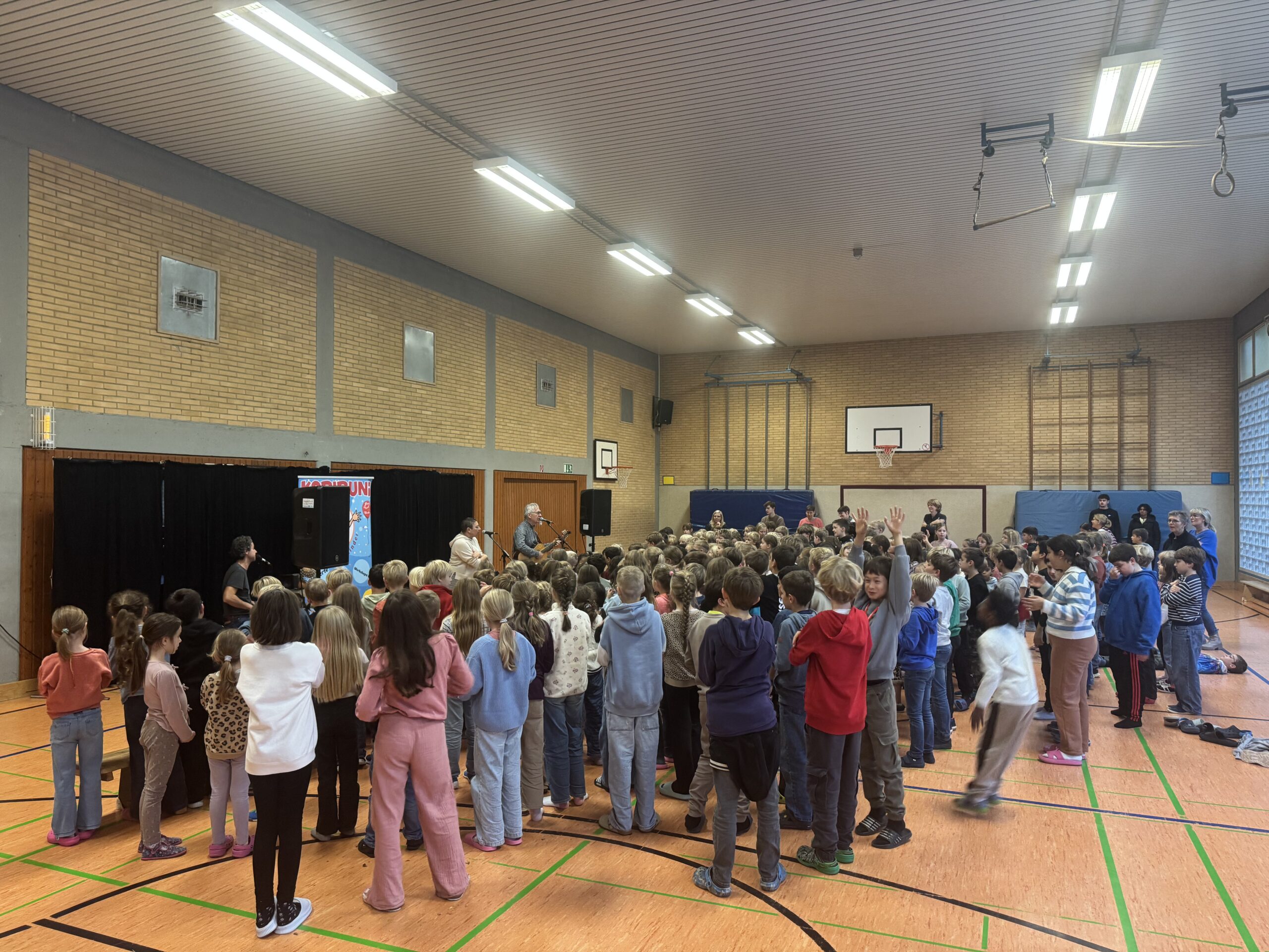 Mitreißendes Mitmachkonzert mit Karibuni an unserer Schule