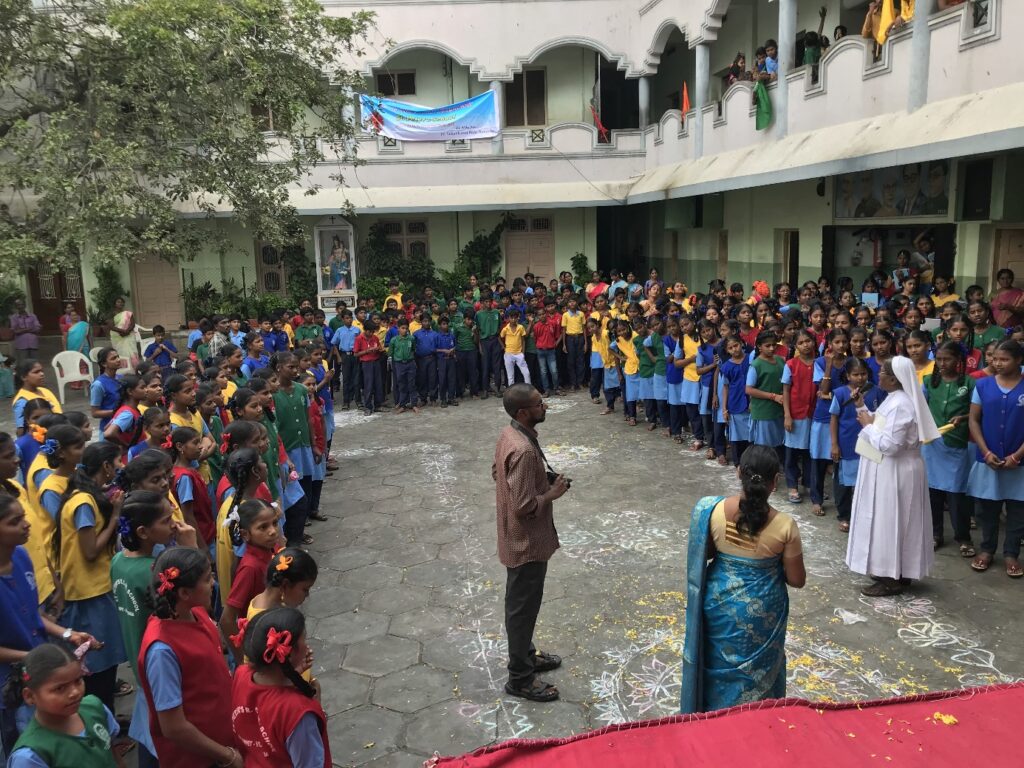 Auf dem Schulhof der St. Peter's school in Vijayawada