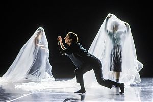 Szene aus der Tanztheater-Produktion „Dis-Tanz“ (Foto: Oliver Berg)
