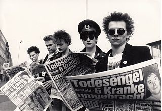 Änti(x)Väx: Adam, Frank, Steve, Carsten, Fast Gonzo, 1986 am münsterschen Hauptbahnhof. (Foto: Ingrid Bleil)