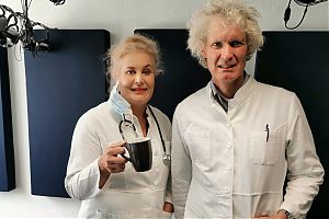 Kati Homburg und Martin Degener erweisen den "Halbgöttern in Weiß" ihre musikalische Reverenz (Foto: Klaus Blödow)