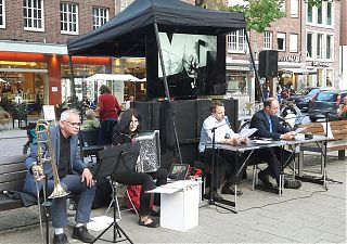 Helmut Buntjer und Anja Kreysing vom Label "schwarzweiss ist die bessere farbe" mit Marcell Kaiser und Carsten Bender am Kolpingplatz.