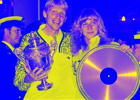Sonny und Cher nehmen ihre zweite goldene Schallplatte in Empfang (Bild: S. T. Tisch)