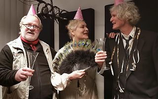 Klaus Blödow, Kati Homburg und Martin Degener verbreiten bei „Auf einer Welle“ schon mal Neujahrs-Partystimmung. 