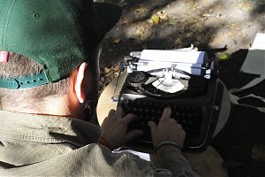 AndiSubstanz tippt seine Texte für den Lyrikkeller auf der Schreibmaschine (Foto: Georgios Weyand)