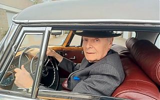 Peter Heinrich in seinem Mercedes-Benz, Baujahr 1958 (Foto: privat)