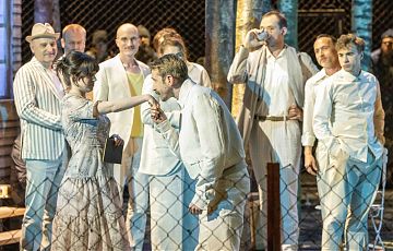 Lea Ostrovskiy, Jonas Riemer und das Ensemble von Maxim Gorkis „Sommergäste“ (Foto: Oliver Berg).