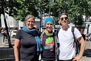 Streikende des Uni-Klinikums Münster in der 10. Streikwoche, von links nach rechts: Elisabeth Auge (Service), Anita Cronjäger (Kita) und Florian Pöting (Küche) (Foto: Anita Cronjäger)