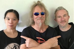 Die Doc Heyne Band: Yang Qiu-zi, Doc Heyne und Lars Bilke (von Links nach rechts; Foto: Georg Babetzky, Punktdesign)