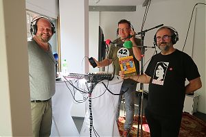 Carsten Peters, Detlef Lorber und Bernd Drücke (v.l.n.r.) haben die aktuelle Ausgabe von "antenne antifa" beim Schaufensterradio aufgenommen. (Foto: Dennis Welpelo)