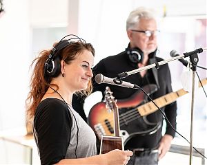 Martje Thalmann und Clemens Homann als das Duo CleMartis beim Schaufensterradio am Verspoel. (Foto: Christian Berlin)