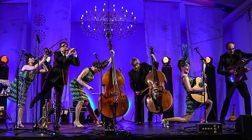 Die Trios Zucchini Sistaz und Wildes Holz bei einem gemeinsamen Konzert in der Friedenskapelle Münster 2018 (Foto: Thomas Hölscher /ALLES MÜNSTER)