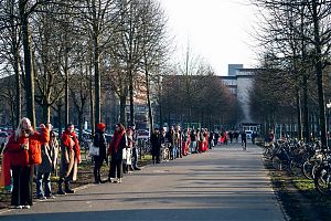 Letzten Freitag bildeten 4.000 Menschen eine Rote Linie um die Promenade, um die 1,5 Grad Grenze darzustellen. (Foto: Fridays for Future Münster)