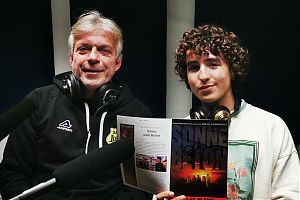 Rafael Klein-Heßling (rechts) spricht mit Volker Stephan über seine Rolle in der Literaturverfilmung „Sonne und Beton“. (Foto: Klaus Blödow)