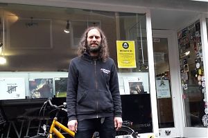 Frank Kestennus vor dem legendären Plattenladen "Green Hell". (Foto: Achim Lüken)