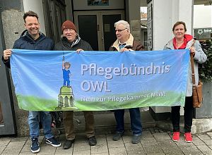 Von links: Sven Vollmer, Uli Sigrist, Ingo Schomberg und Monika Sonnenberg vor dem Eingang zum medienforum münster. (Foto: Bernd Drücke)