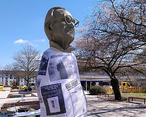 Die Paul-Wulf-Skulptur wurde wieder am Servatiiplatz aufgestellt. (Foto: Detlef Lorber)