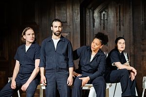 Tim Weckenbrock, Alaaeldin Dyab, Agnes Lampkin und Regina Leenders in der Produktion „And now Hanau“. (Foto: Bettina Stoess)