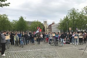 Protest von 300 Demonstrierenden gegen den Montagsaufmarsch von Corona-Verschwörungsszene, AfD-Mitläufer*innen und Reichsbürger*innen am 8. Mai auf dem Domplatz Münster. (Foto:  VVN-BdA Münster)