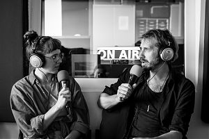 Marie Schwesinger und Jonas Riemer im Studio. (Foto: Ingrid Hagenhenrich)