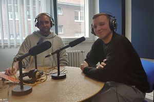 Anton Degenhardt und Dr. Carsten Wegscheider sprechen bei „Radio Fluchtpunkt“ über Rechtspopulismus in Deutschland und Europa. (Foto: Peter Henkenborg)