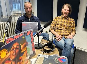 Jens Kampelmann und Michael Rölver mit einigen der für sie wichtigsten Alben des Jahres 2023.