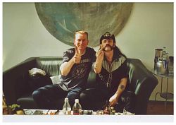 Lemmy Kilmister zeigte auch im Gespräch mit Achim Lüken die von ihm gewohnte Geste