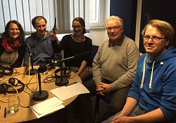 Die Student*innen Hiltrud, Manuel und Debbi und zwei ihrer Lehrer am Abendgymnasium Münster, Josef Sievert und Boris Rüping